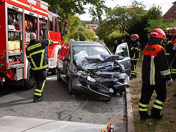 Schwerer Unfall am Samstag in Coburg: Zwei Menschen wurden schwer verletzt. Fotos: News5