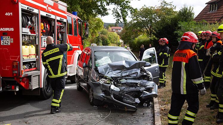 Schwerer Unfall am Samstag in Coburg: Zwei Menschen wurden schwer verletzt. Fotos: News5