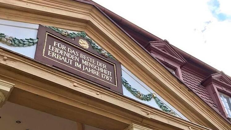 "Für das Beste der leidenden Menschheit" steht auf dem  im Jahre 1787 erbauten Brunnenhalle in Bad Bocklet.  Annett Lüdeke