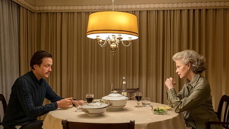 Elenor (Corinna Kirchhoff) und Robert (August Diehl) essen gemeinsam. Es wird die letzte vieler gemeinsamer Mahlzeiten sein, denn Robert tötet seine Mutter und zerlegt sie in viele Einzelteile.