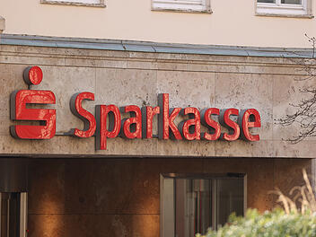 Konten geplündert: Ex-Sparkassen-Mitarbeiter unter Verdacht Konten geplündert: Ex-Sparkassen-Mitarbeiter unter Verdacht