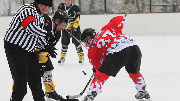 Szenen aus dem Spiel zwischen dem ATS Kulmbach (rote Trikots) und den Puckbusters Weiden (4:2).