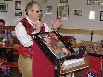 Dirigent Martin Müller in seinem Element  Fotos: Heike Schülein