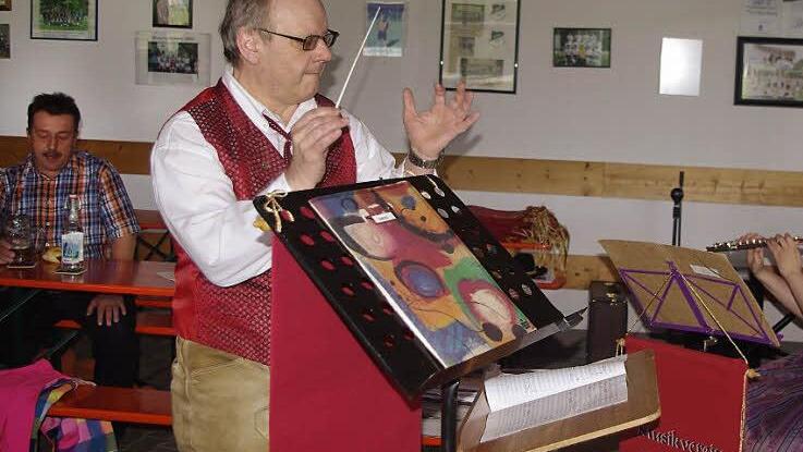 Dirigent Martin Müller in seinem Element  Fotos: Heike Schülein