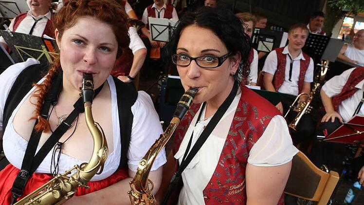 Jeannette und Tanja (rechts) von der Tettauer Blasmusik  Foto: Barbara Herbst