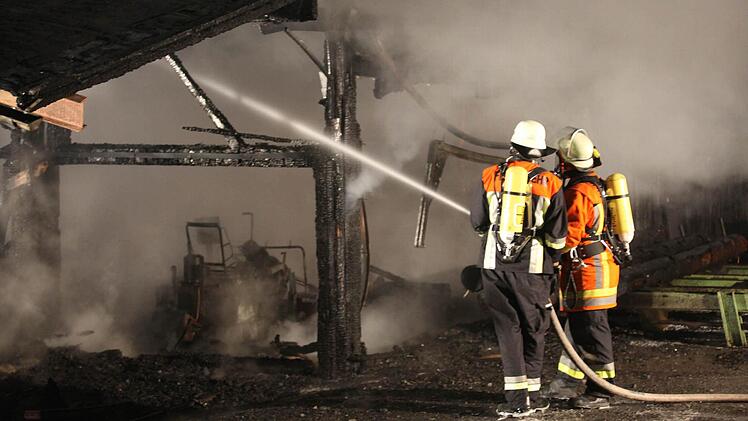 Vor einem Jahr: Über 100 Helfer von Feuerwehr, Polizei, THW und BRK sind beim Großbrand in Marktschorgast im Einsatz. Foto: News 5 / Fricke