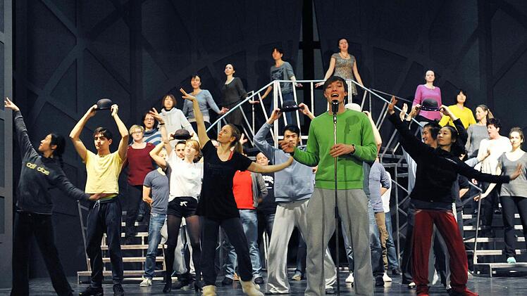 "Copacabana": Probenszene mit Alexander Langsch und dem Ensemble. Foto: Andrea Kremper
