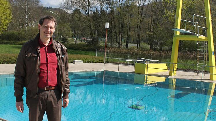 Das 3,50 Meter tiefe Springerbecken im Stadtsteinacher Freibad ist schon eingelassen - übrigens nicht mit zugekauften Wasser, sondern mit Wasser aus dem eigenen Brunnen, sagt Bürgermeister Roland Wolfrum stolz.