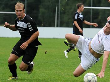Marco Weber (links, hier im Punktspielduell gegen den VfB Kulmbach) hat mit dem TSV Mistelbach doch noch eine Chance auf den Klassenerhalt in dr Bezirksliga Ost. Foto: BR-Archiv