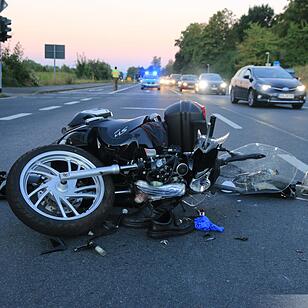 Bus missachtet Rotlicht - Rollerfahrer bei Kollision schwer verletzt