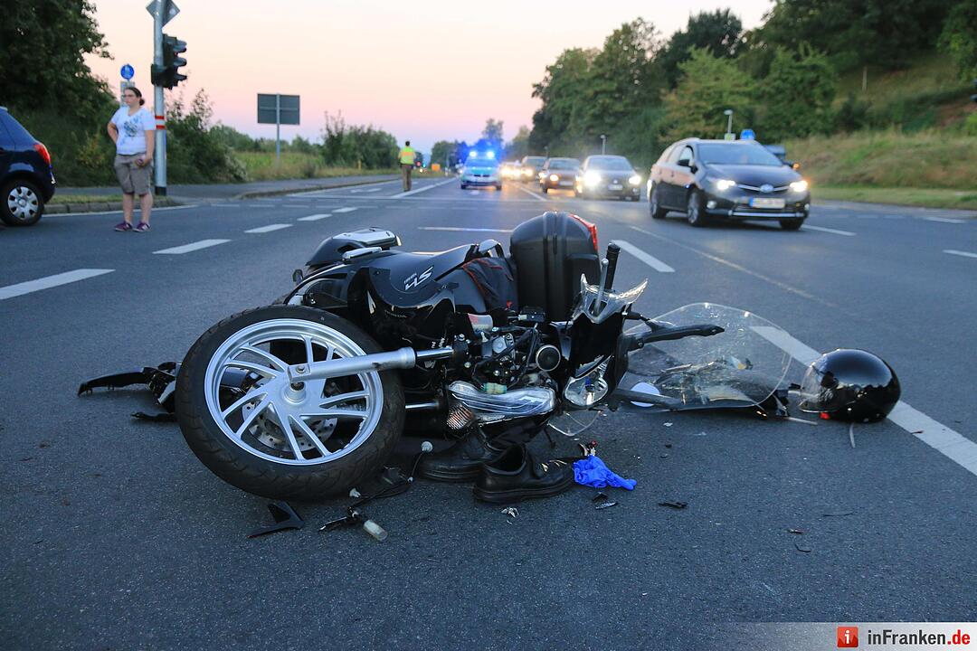 Bus missachtet Rotlicht - Rollerfahrer bei Kollision schwer verletzt