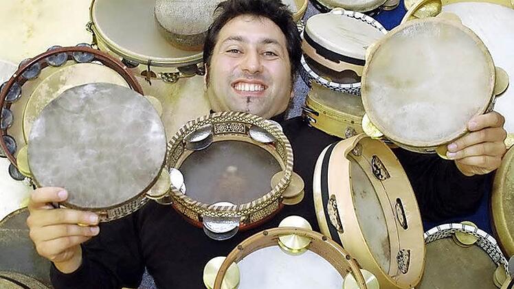 Murat Coskun schöpft seine musikalische Inspiration aus seiner eigenen Tradition, der türkisch-orientalischen Musik, und nutzt zugleich alle Elemente der alten und neuen Musik des Okzidents.  Foto: C.A.B. Artis