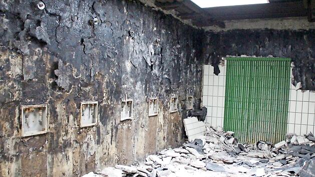 In der Damen-Dusche sind Kacheln und Armaturen schon weitgehend ausgebaut.  Fotos: Andreas Dorsch