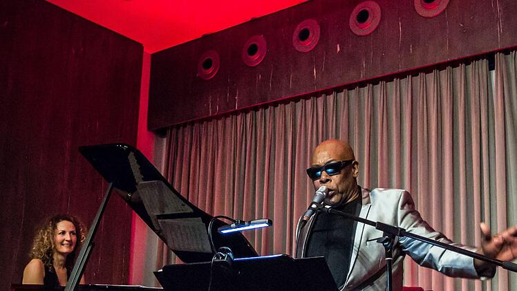 Gelungener Start in das neue Konzertjahr bei "Leise am Markt": Beatrice Kahl und John Davis begeisterten das Publikum in Coburg.Foto: Jochen Berger