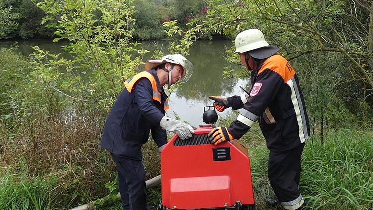 Die Feuerwehr Eschenbach pumpte Wasser aus dem Main, das über eine 500 Meter lange Schlauchleitung zum Einsatzort gefördert wurde.  Christian Licha