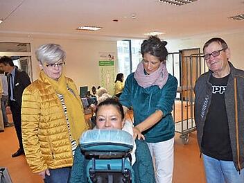 Dr. Martina Stauch nutzte die Pause für einen Rundgang an die Informationsstände und ließ sich mit Shiatsu verwöhnen. Foto: K.-H. Hofmann