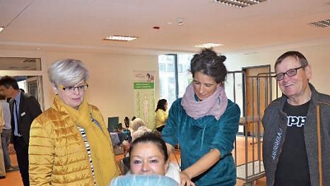 Dr. Martina Stauch nutzte die Pause für einen Rundgang an die Informationsstände und ließ sich mit Shiatsu verwöhnen. Foto: K.-H. Hofmann