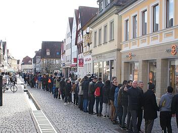Die Menschenkette in Forchheim reichte vom Rathausplatz durch die Fu&szlig;g&auml;ngerzone bis zum Paradeplatz. Foto: privat