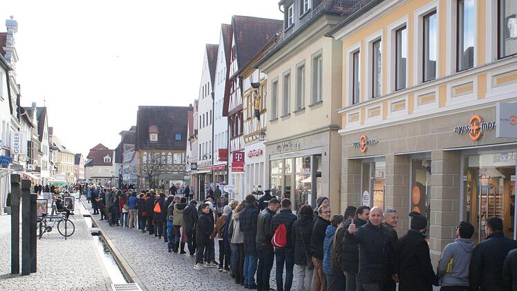 Die Menschenkette in Forchheim reichte vom Rathausplatz durch die Fu&szlig;g&auml;ngerzone bis zum Paradeplatz. Foto: privat