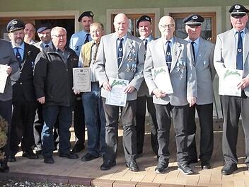 Die Geehrtven von links: Alfred Hartmann, Lothar Fischer, Helmut Fischer, Kreisvorsitzender Roland Leicht, Hans Jürgen Schug, Detlef Simniok, Dieter Kober, Michael Gradl, Konrad Stamm, Gilbert Holland, Michael Fock, Günter Holland, Dieter Schneider, Hilmar Aumüller, Lorenz Stettner und Vorsitzender Konrad Laux  Foto: Klaus Gagel