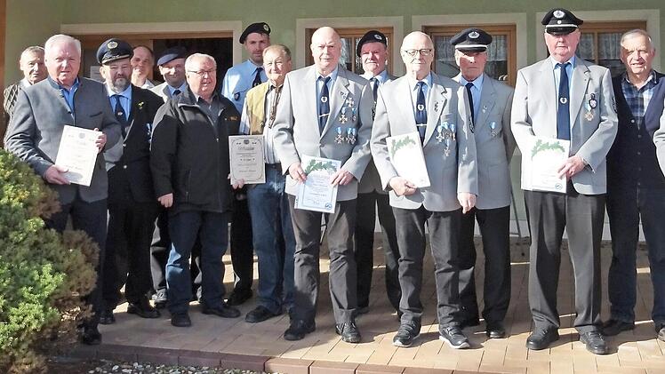 Die Geehrtven von links: Alfred Hartmann, Lothar Fischer, Helmut Fischer, Kreisvorsitzender Roland Leicht, Hans Jürgen Schug, Detlef Simniok, Dieter Kober, Michael Gradl, Konrad Stamm, Gilbert Holland, Michael Fock, Günter Holland, Dieter Schneider, Hilmar Aumüller, Lorenz Stettner und Vorsitzender Konrad Laux  Foto: Klaus Gagel