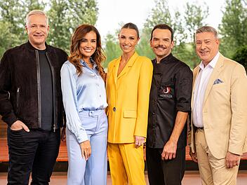 Testen die Vielfalt des Grill-Brutzelns aus (von links): Alexander Herrmann, Jana Ina Zarrella, Laura Wontorra, Steffen Henssler und Joachim Llambi.