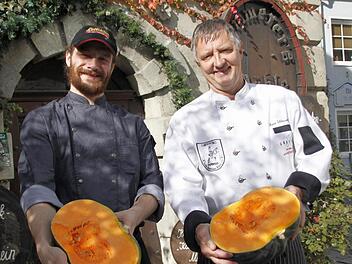 Florain Mämpel und Mario Schlossnickel,  die Mühlen-Köche aus Forchheim, mit dem fränkischen Kürbis aus Gosberg.  Foto: Nikolas Pelke