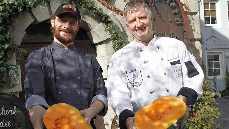 Florain Mämpel und Mario Schlossnickel,  die Mühlen-Köche aus Forchheim, mit dem fränkischen Kürbis aus Gosberg.  Foto: Nikolas Pelke