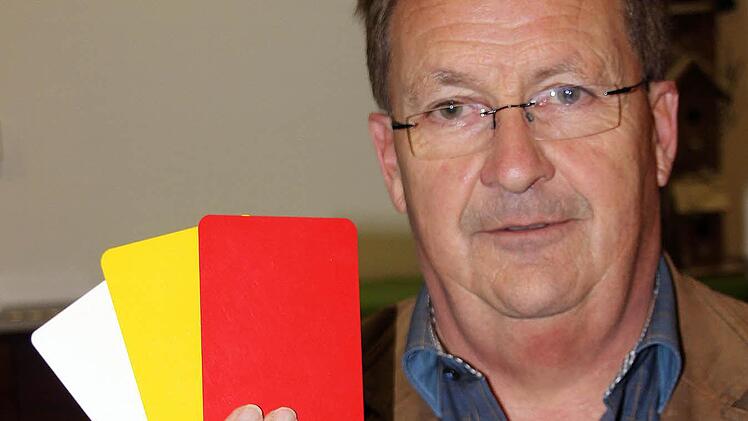 Anton Then war mit großer Begeisterung Tischtennis-Schiedsrichter. Hier hält er die drei Karten in der Hand, mit denen Spielern eine Auszeit oder eine Verwarnung ausgesprochen wird. Foto: Dieter Britz