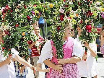 Der Bogentanz ist immer ein Höhepunkt beim Thurnauer Gregoriusfest. Fotos: Katharina Müller-Sanke