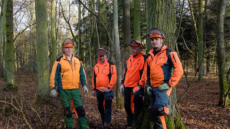 Die echten Baumfäller von den Bayerischen Staatsforsten nach der Arbeit Foto: Nikolas Pelke