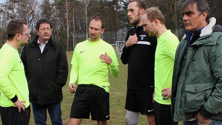 Von einem eingeschworenen Team wird der SV Neuschleichach geführt, von links der zweifache Torschütze Sven Schwaten, Vorsitzender Dieter Dümmler, Spielertrainer Jonas Schmitt, Benjamin Leuchter, Sebastian Karg und Co-Trainer Otmar Schäder