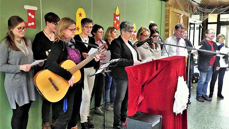 Der eigens zu diesem Anlass formierte Lehrerchor bringt dem neuen Schulleiter ein selbst getextetes Ständchen. Foto: Margit Hofmann