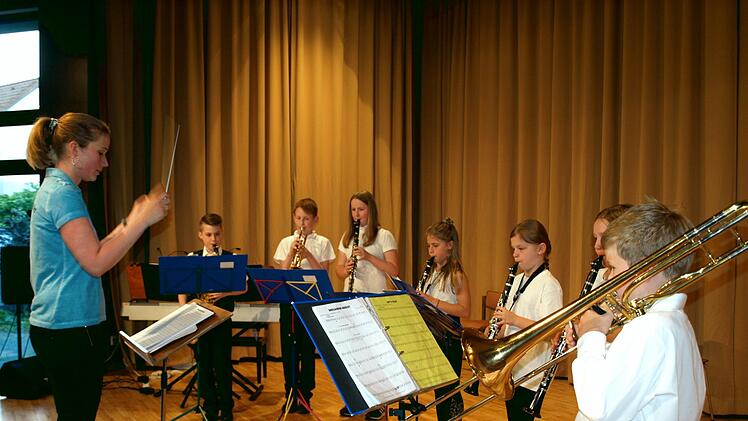 Das Musikschulorchester unter der Leitung von Yvonne Schütz Susanne Deuerling