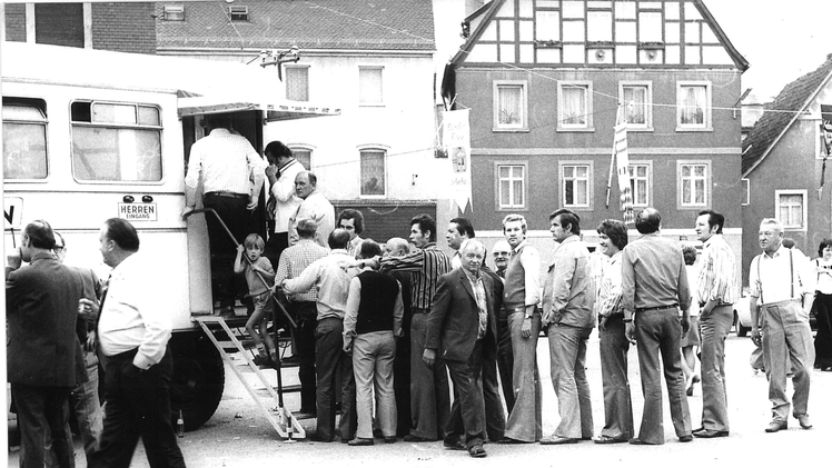 Zammzwicken und anstellen: Die Toilettensituation war seinerzeit nicht so  komfortabel wie heutzutage. Foto: Archiv Bayerische Rundschau