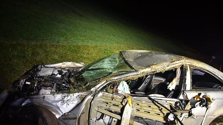 Der BMW des Unfallverursachers überschlug sich mehrfach. Der 24-jährige Fahrer wurde in seinem Auto eingeklemmt. Foto: NEWS5 / Bauernfeind