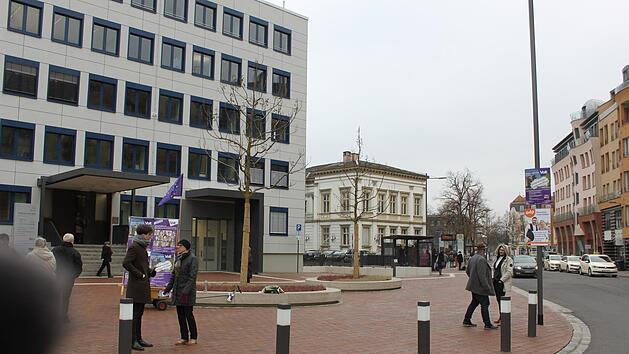 Vertreter von Volt und Bambergs Mitte werben vor dem Rathaus am ZOB um Unterst&uuml;tzerunterschriften. Foto: Stefan F&ouml;&szlig;el
