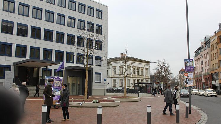Vertreter von Volt und Bambergs Mitte werben vor dem Rathaus am ZOB um Unterstützerunterschriften. Foto: Stefan Fößel