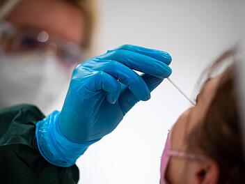 Stäbchen in die Nase - ohne geht's nicht, wenn man einen Besuch im Krankenhaus oder Pflegeheim machen will. Foto: Christophe Gateau/dpa