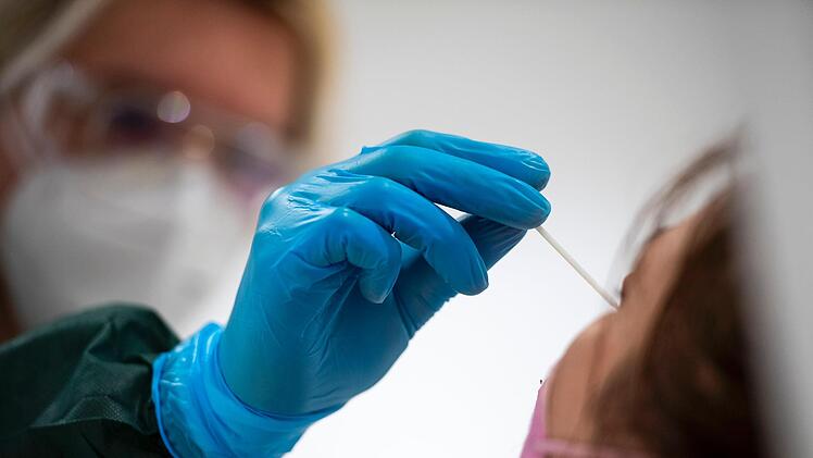Stäbchen in die Nase - ohne geht's nicht, wenn man einen Besuch im Krankenhaus oder Pflegeheim machen will. Foto: Christophe Gateau/dpa