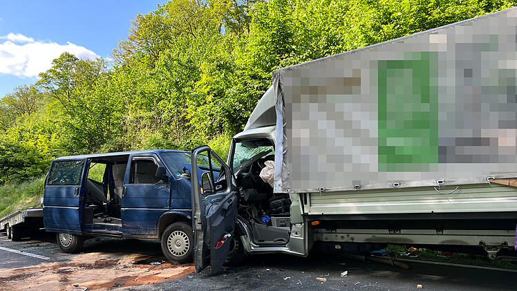 T&ouml;dlicher Frontalzusammensto&szlig;: VW-Bus kollidiert mit Kleintransporter auf Bundesstra&szlig;e