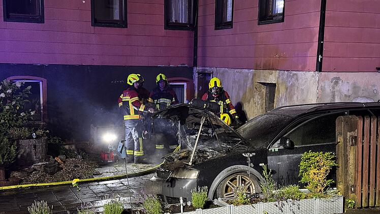 Kreis Hof: Auto brennt nach Knall vollkommen aus - war es Brandstiftung?