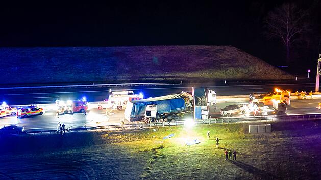 Drei Lastwagen und ein Auto verkeilen sich auf der A6