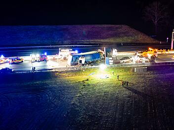 Drei Lastwagen und ein Auto verkeilen sich auf der A6