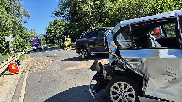 Autos krachen ineinander - Feuerwehr befreit verletzte Person