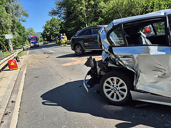 Autos krachen ineinander - Feuerwehr befreit verletzte Person