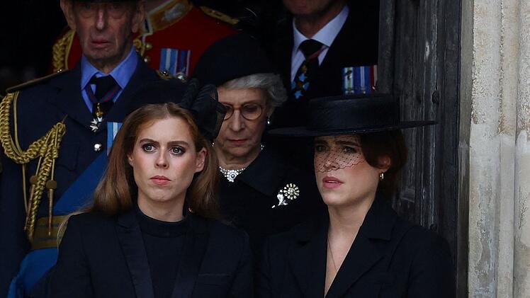 Bei offiziellen Terminen (hier bei der Beerdigung von Queen Elizabeth II.) sieht man die Schwestern Prinzessin Beatrice (links) und  Prinzessin Eugenie inzwischen nur noch selten.
