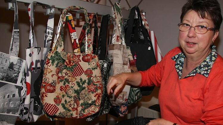 Traudl Tröger-Franz hat  selbstgenähte Taschen anzubieten.