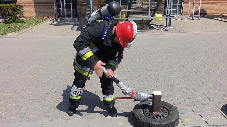 Aufschrauben eines Mundstücks.