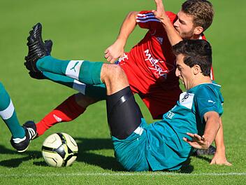 Ganz klar vor der Linie: Der Zweikampf zwischen dem Neudrossenfelder Steffen Taubenreuther (TSV Neudrossenfeld) und Gerhard Strobel vom FSV Stadeln (rotes Trikot) ist eindeutig außerhalb des Strafraums. Der Schiedsrichter hat bei seinem Elfmeterpfiff in der 77. Minute den Tatort in den Sechzehner verlegt. Foto: Wolfgang Behrndt